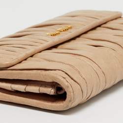 مملوكة مسبقًا Miu Miu Beige Matelassé Leather Long Continental Wallet
