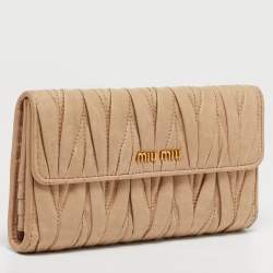 مملوكة مسبقًا Miu Miu Beige Matelassé Leather Long Continental Wallet