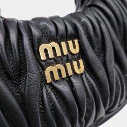 Pre Owned حقيبة هوبو صغيرة ميو ميو جلد ماترسي أسود