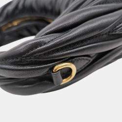 Pre Owned حقيبة هوبو صغيرة ميو ميو جلد ماترسي أسود