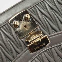 Pre Owned حقيبة كتف ميو ميو جلد رمادي ماطيلاسيه سرية