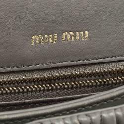 Pre Owned حقيبة كتف ميو ميو جلد رمادي ماطيلاسيه سرية