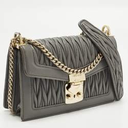 Pre Owned حقيبة كتف ميو ميو جلد رمادي ماطيلاسيه سرية