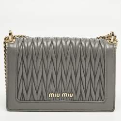 Pre Owned حقيبة كتف ميو ميو جلد رمادي ماطيلاسيه سرية