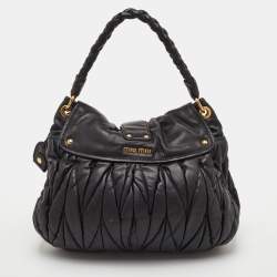 مملوكة مسبقًا حقيبة يد هوبيو ميو ميو كوفر جلد ماتيلاسيه كحلي فاخر صغيرة