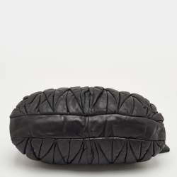 مملوكة مسبقًا حقيبة يد هوبيو ميو ميو كوفر جلد ماتيلاسيه كحلي فاخر صغيرة