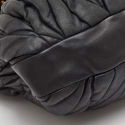 مملوكة مسبقًا حقيبة يد هوبيو ميو ميو كوفر جلد ماتيلاسيه كحلي فاخر صغيرة