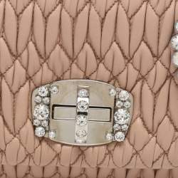 مملوكة مسبقًا حقيبة كتف ميو ميو قلاب كريستال جلد مبطنة ذهبية