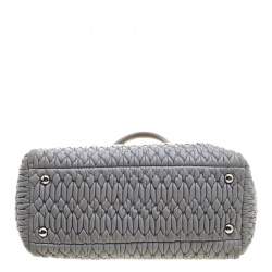 مملوكة مسبقًا حقيبة يد ميو ميو كريستال جلد نابا مبطنة رمادية
