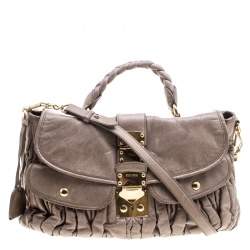 مملوكة مسبقًا حقيبة ميو ميو كوفر جلد فاخرة مبطنة بيج