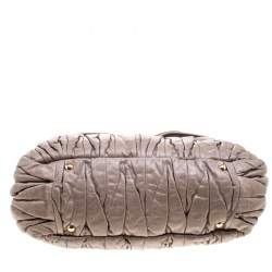 مملوكة مسبقًا حقيبة ميو ميو كوفر جلد فاخرة مبطنة بيج