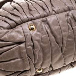 مملوكة مسبقًا حقيبة ميو ميو كوفر جلد فاخرة مبطنة بيج