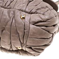 مملوكة مسبقًا حقيبة ميو ميو كوفر جلد فاخرة مبطنة بيج