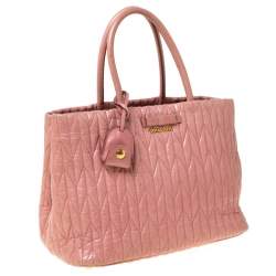 مملوكة مسبقًا حقيبة ميو ميو جلد وردي فاتح ماتيلاس بفيونكة