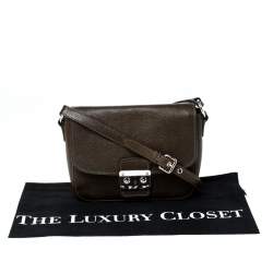 مملوكة مسبقًا حقيبة كروس ميو ميو قفل دفع جلد أخضر داكن