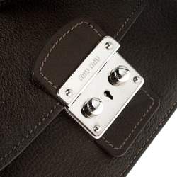 مملوكة مسبقًا حقيبة كروس ميو ميو قفل دفع جلد أخضر داكن