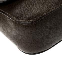 مملوكة مسبقًا حقيبة كروس ميو ميو قفل دفع جلد أخضر داكن