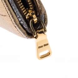 مملوكة مسبقًا محفظة ميو ميو جلد ذهبي/فضي ميتاليك بقلاب