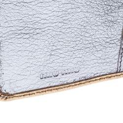 مملوكة مسبقًا محفظة ميو ميو جلد ذهبي/فضي ميتاليك بقلاب