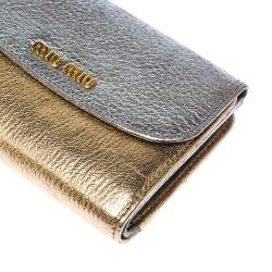 مملوكة مسبقًا محفظة ميو ميو جلد ذهبي/فضي ميتاليك بقلاب