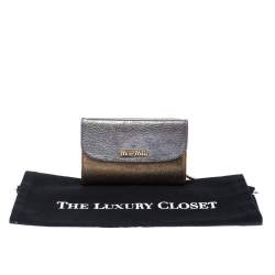 مملوكة مسبقًا محفظة ميو ميو جلد ذهبي/فضي ميتاليك بقلاب