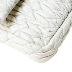 مملوكة مسبقًا حقيبة كتف ميو ميو قلاب كريستال جلد مبطنة بيضاء