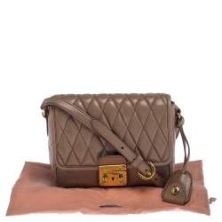 مملوكة مسبقًا حقيبة كتف ميو ميو بقلاب وقفل جلد مبطن بيج