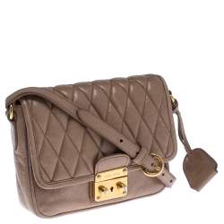 مملوكة مسبقًا حقيبة كتف ميو ميو بقلاب وقفل جلد مبطن بيج