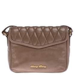 مملوكة مسبقًا حقيبة كتف ميو ميو بقلاب وقفل جلد مبطن بيج