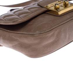 مملوكة مسبقًا حقيبة كتف ميو ميو بقلاب وقفل جلد مبطن بيج