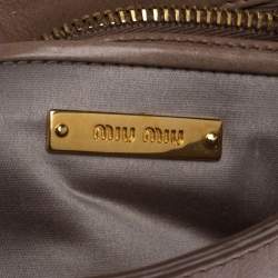 مملوكة مسبقًا حقيبة كتف ميو ميو بقلاب وقفل جلد مبطن بيج