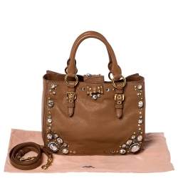 مملوكة مسبقًا حقيبة يد ميو ميو مزخرفة بالكريستال و مرصعة جلد بني فاتح