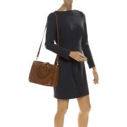 مملوكة مسبقًا حقيبة يد ميو ميو مزخرفة بالكريستال و مرصعة جلد بني فاتح