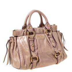 مملوكة مسبقًا حقيبة ساتشل ميو ميو تو واى جلد بيج 