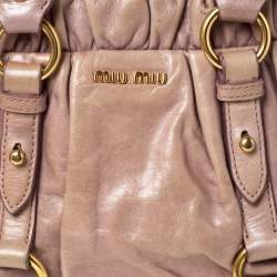 مملوكة مسبقًا حقيبة ساتشل ميو ميو تو واى جلد بيج 