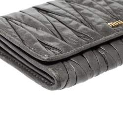 Pre Owned محفظة ميو ميو كونتينيتال قلاب جلد ماتيلاس رصاصي