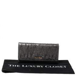 Pre Owned محفظة ميو ميو كونتينيتال قلاب جلد ماتيلاس رصاصي