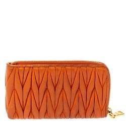 مملوكة مسبقًا Miu Miu Orange Matelassé Leather Zip Pouch