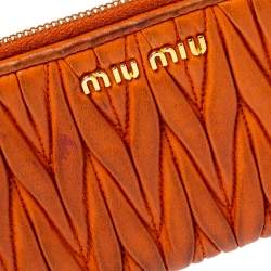 مملوكة مسبقًا Miu Miu Orange Matelassé Leather Zip Pouch