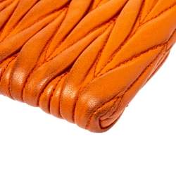 مملوكة مسبقًا Miu Miu Orange Matelassé Leather Zip Pouch