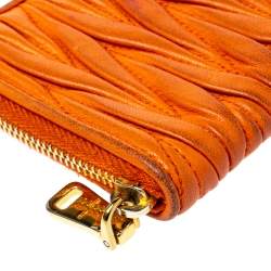 مملوكة مسبقًا Miu Miu Orange Matelassé Leather Zip Pouch