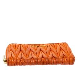 مملوكة مسبقًا Miu Miu Orange Matelassé Leather Zip Pouch