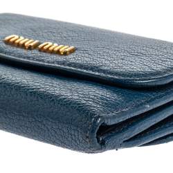 مملوكة مسبقًا محفظة ميو ميو جلد مادراس أسود مضغوطة