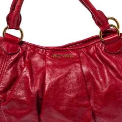 مملوكة مسبقًا Miu Miu Red Leather Gathered Hobo