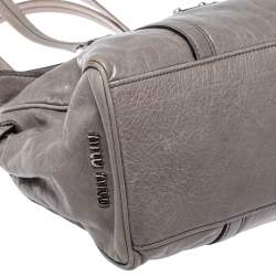 Pre Owned حقيبة يد ميو ميو قلاب قفل ضاغط جلد لامع فيتلو رمادية