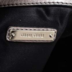 Pre Owned حقيبة يد ميو ميو قلاب قفل ضاغط جلد لامع فيتلو رمادية