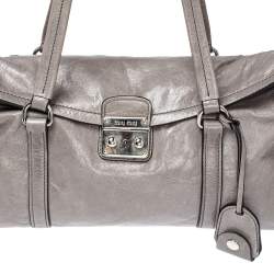Pre Owned حقيبة يد ميو ميو قلاب قفل ضاغط جلد لامع فيتلو رمادية