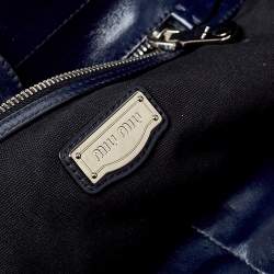 مملوكة مسبقًا حقيبة يد ميو ميو شوبر جلد فيتيلو ناعم أسود و أزرق 