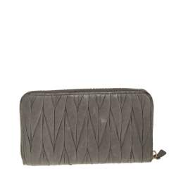 Pre Owned محفظة ميو ميو جلد ماتيلاس أخضر افوكادو سحاب ملتف