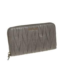 Pre Owned محفظة ميو ميو جلد ماتيلاس أخضر افوكادو سحاب ملتف